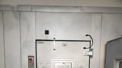 An industrial cold storage door, labeled "RM 301", features a control panel displaying "23.9". Photo